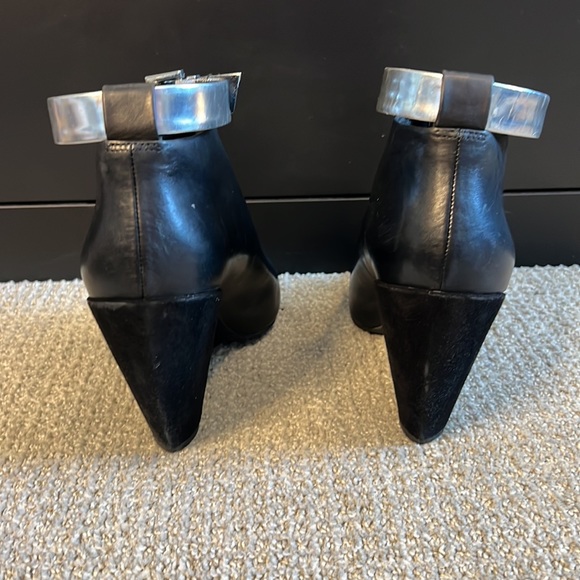 LOVIN’ KENNETH COLE SILVER ANKLE STRAP - Picture 3 of 4